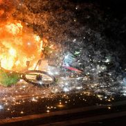 Violențele au izbucnit aseară în Paris, între fanii extremei stânga Frontul Național și forțele de ordine, foto: Imago