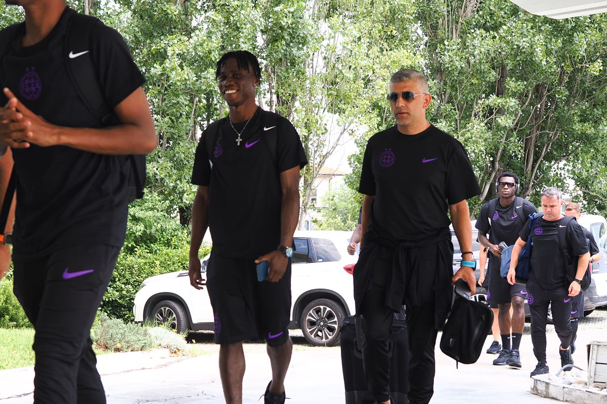 Vizită-blitz în San Marino » FCSB a ajuns azi la Rimini cu o cursă charter și se va întoarce imediat după meci în România + Cum arată hotelul în care stă și ce jucători lipsesc