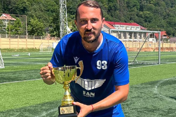 Răzvan Cazacu în prezent, cu trofeul cucerit la minifotbal / Sursă foto: Facebook