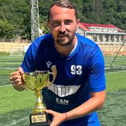 Răzvan Cazacu în prezent, cu trofeul cucerit la minifotbal / Sursă foto: Facebook