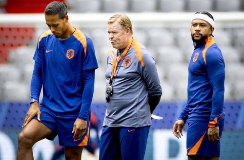 Probleme în paradis? Figurile lui Virgil van Dijk, Ronald Koeman și Memphis Depay vorbesc de la sine / Foto: Imago