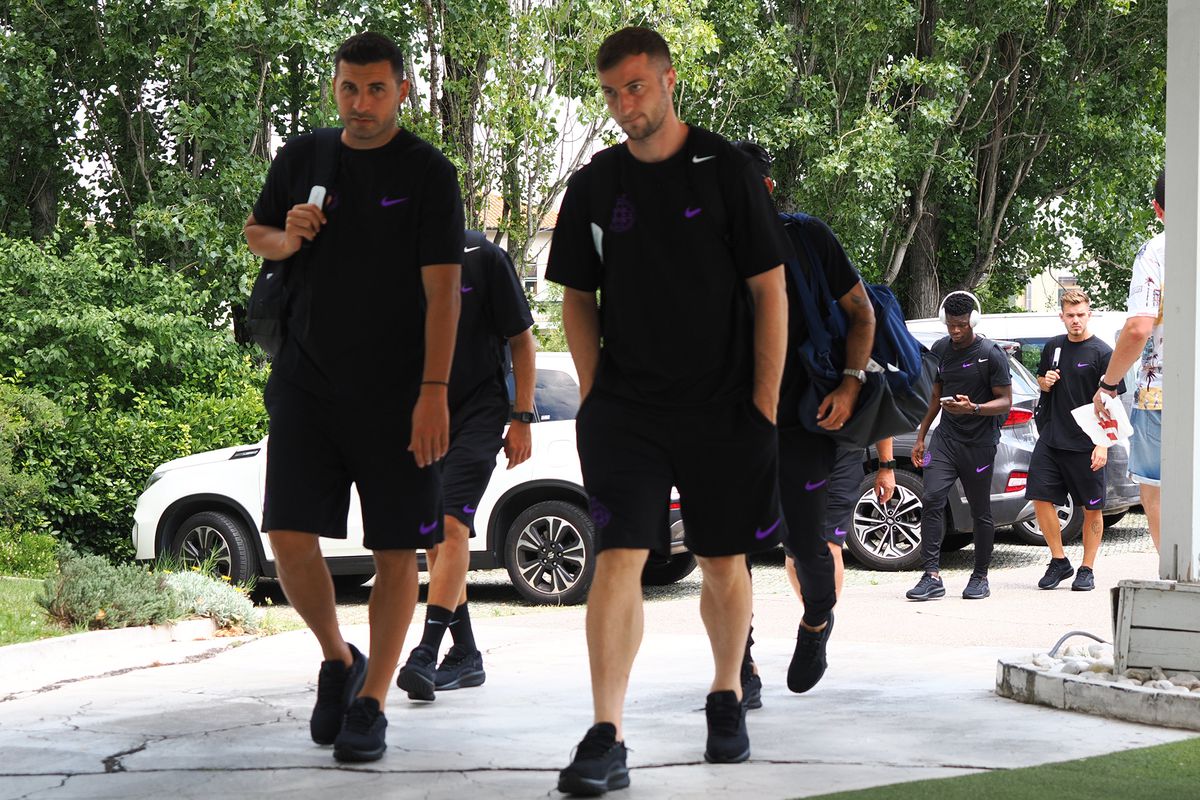 Vizită-blitz în San Marino » FCSB a ajuns azi la Rimini cu o cursă charter și se va întoarce imediat după meci în România + Cum arată hotelul în care stă și ce jucători lipsesc