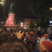 Violențele au izbucnit aseară în Paris, între fanii extremei stânga Frontul Național și forțele de ordine, foto: Imago