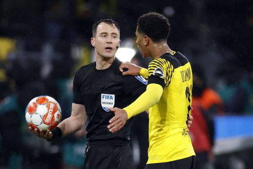 Jude Bellingham discută cu Felix Zwayer, după Dortmund - Bayern 2-3, în decembrie 2021 / Foto: Imago