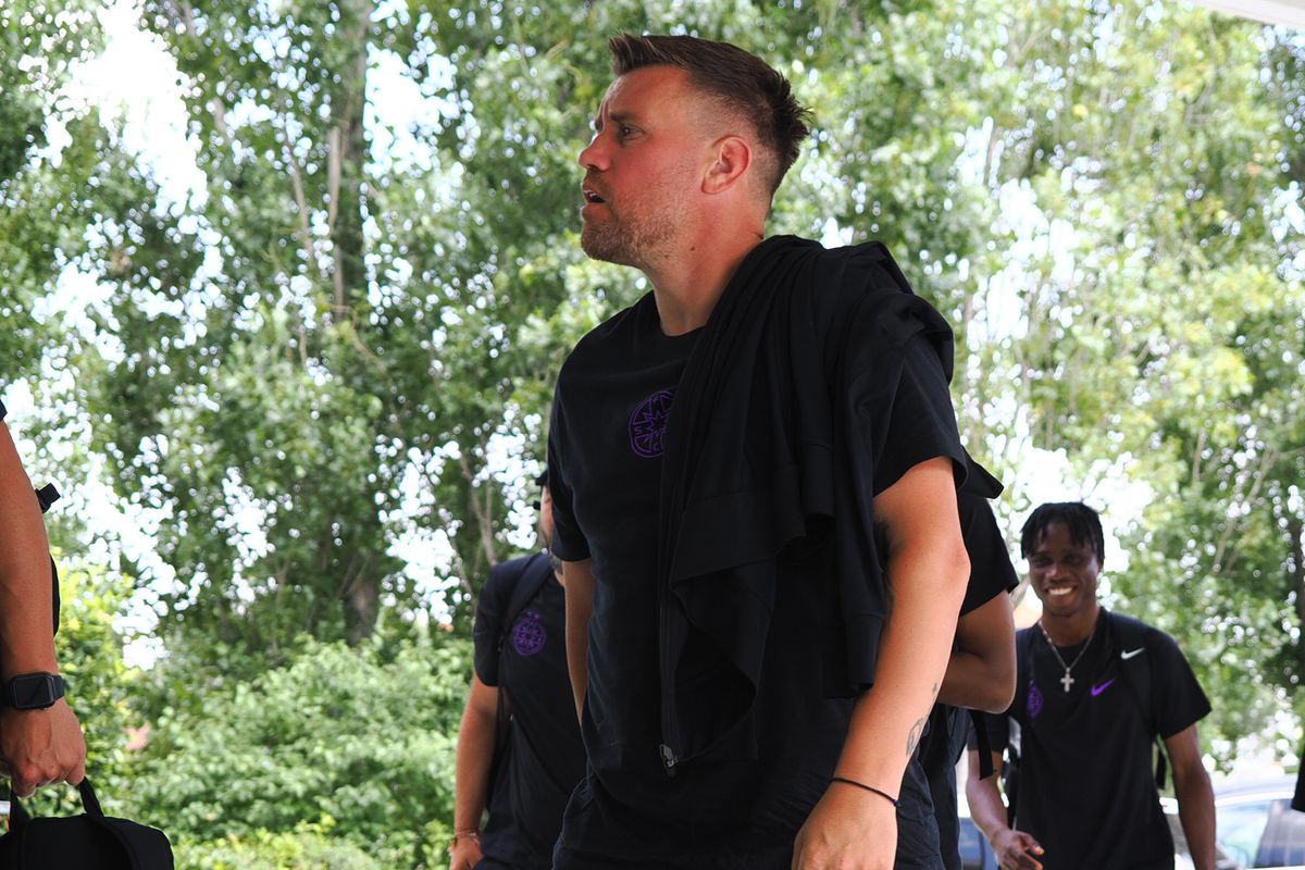 Vizită-blitz în San Marino » FCSB a ajuns azi la Rimini cu o cursă charter și se va întoarce imediat după meci în România + Cum arată hotelul în care stă și ce jucători lipsesc