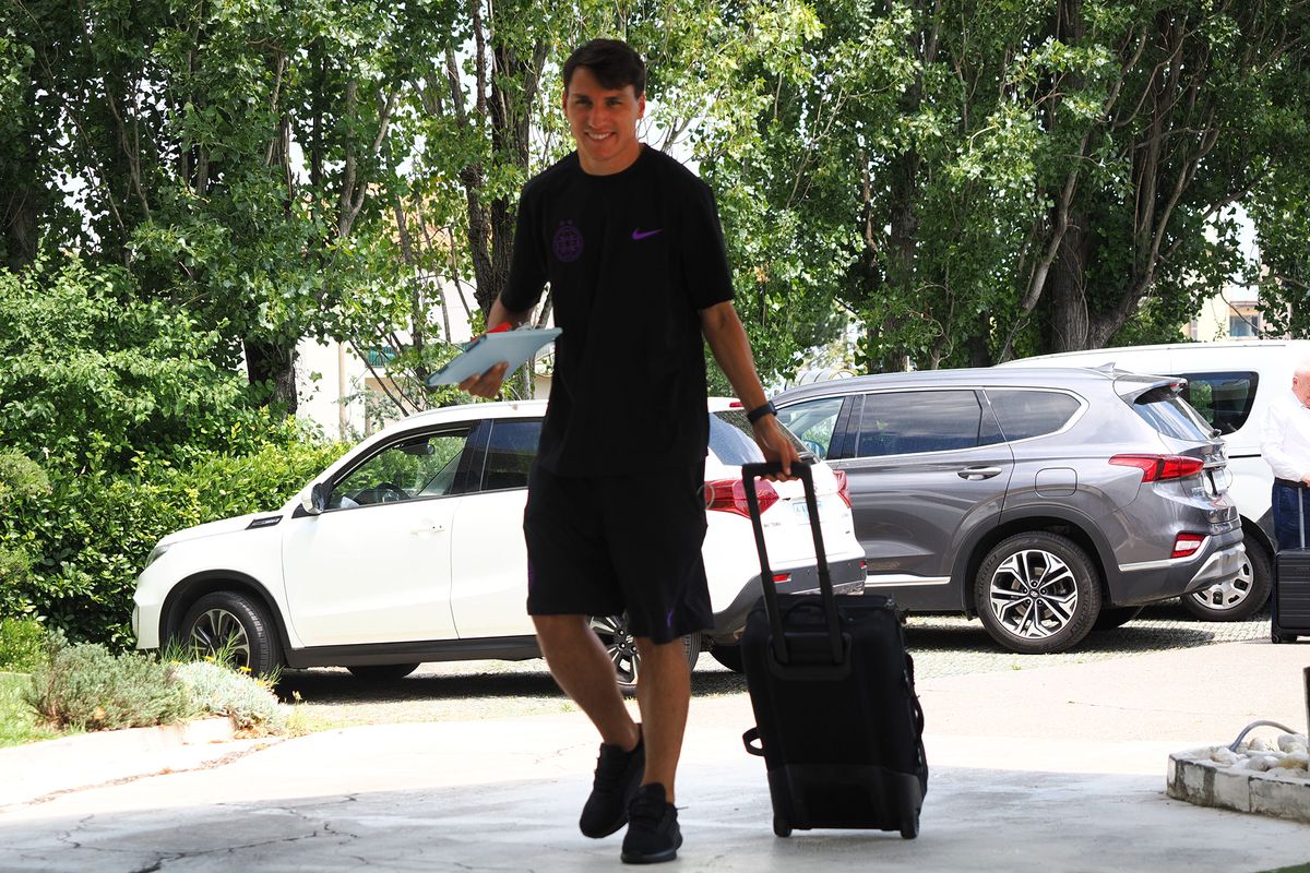 Vizită-blitz în San Marino » FCSB a ajuns azi la Rimini cu o cursă charter și se va întoarce imediat după meci în România + Cum arată hotelul în care stă și ce jucători lipsesc