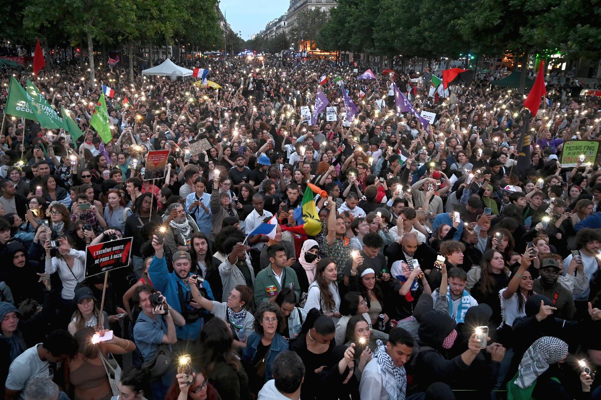 Violențele izbucnite la Paris, după alegerile legislative din Franța: foc, fum, teroare