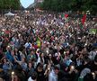 Violențele au izbucnit aseară în Paris, între fanii extremei stânga Frontul Național și forțele de ordine, foto: Imago