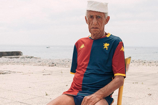 Genoa și-a prezentat noul echipament într-un mod inedit » Ce semnificație aparte are bătrânul din imagine