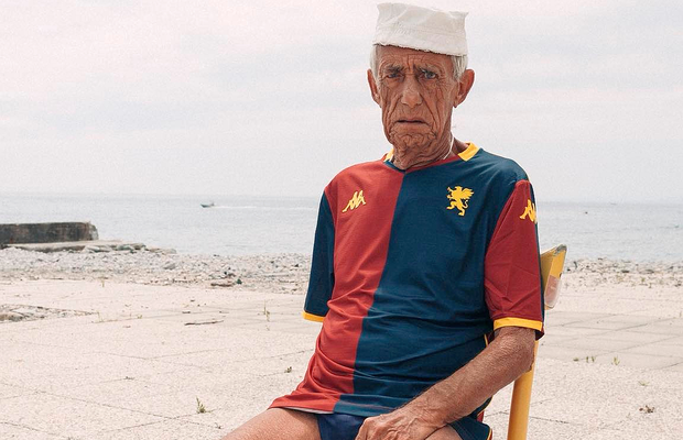 Genoa și-a prezentat noul echipament într-un mod inedit » Ce semnificație aparte are bătrânul din imagine