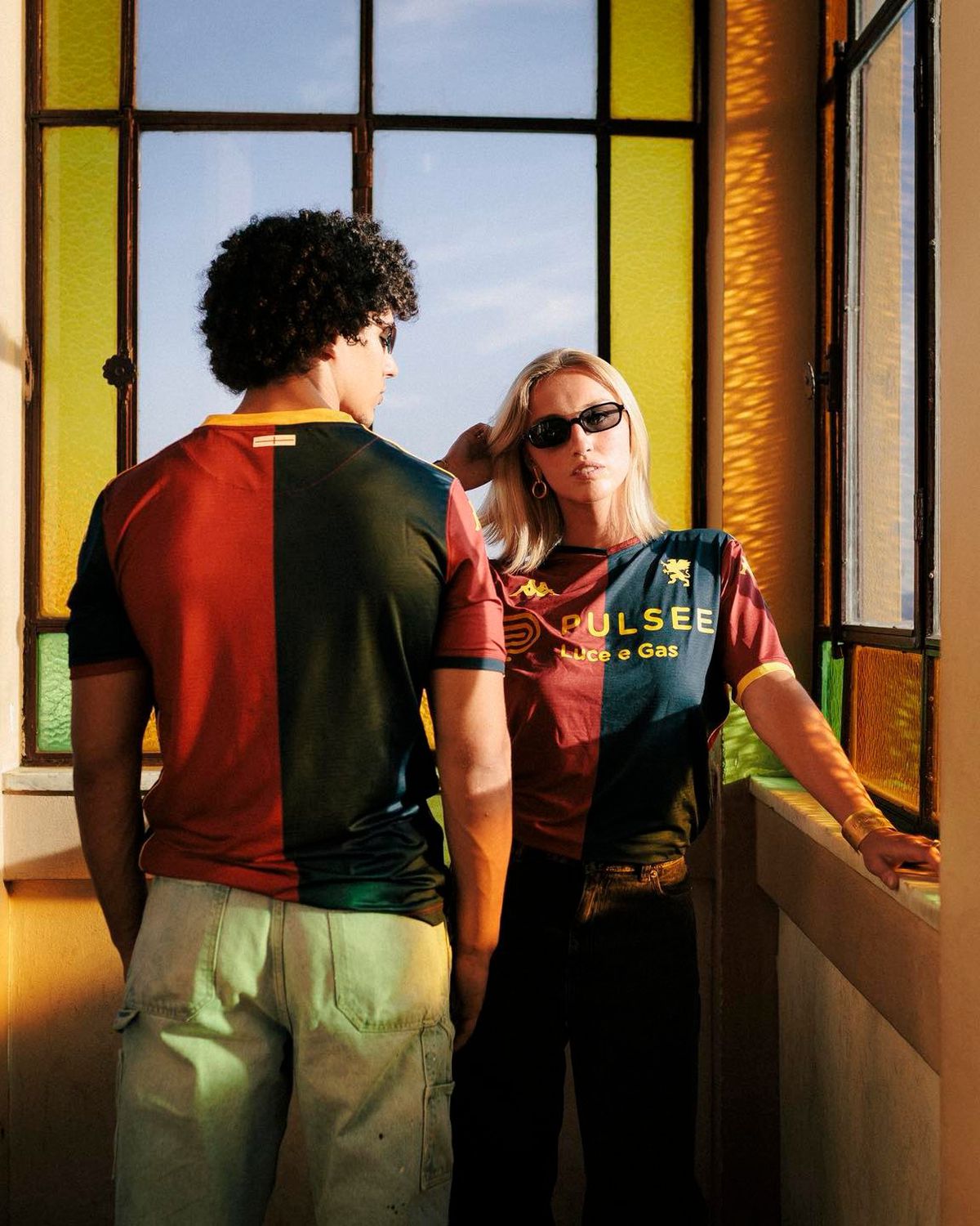 Genoa și-a prezentat noul echipament într-un mod inedit » Ce semnificație aparte are bătrânul din imagine