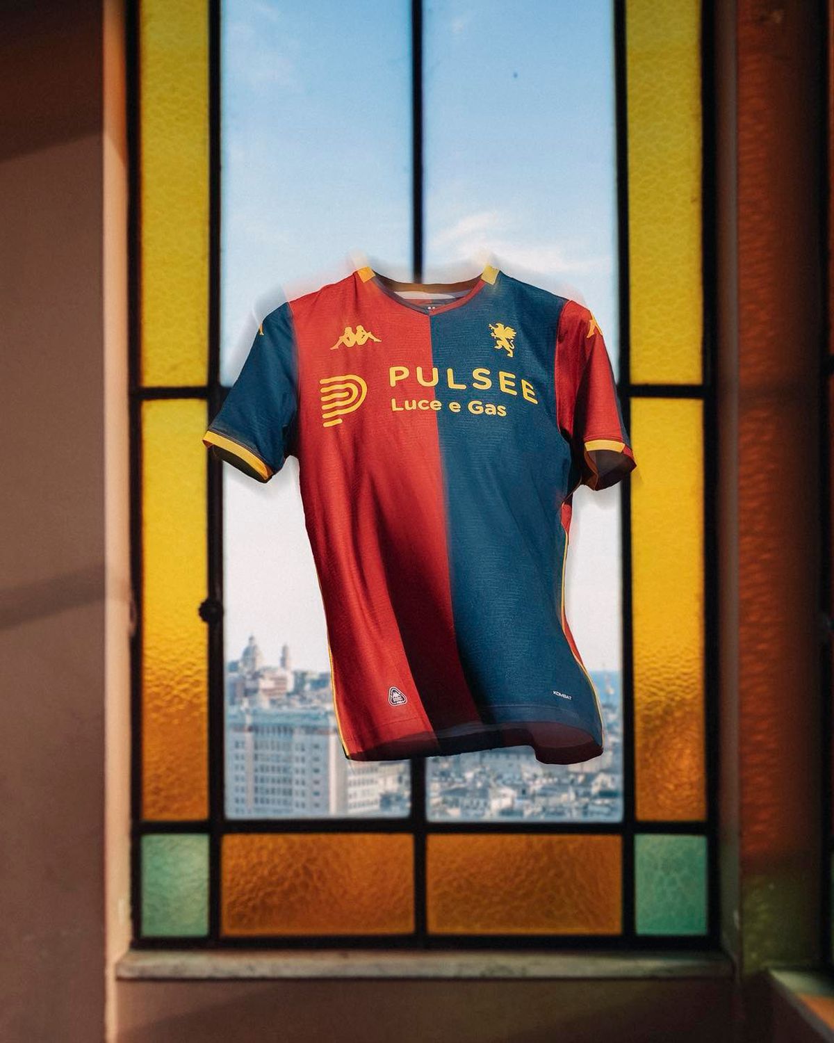 Genoa și-a prezentat noul echipament într-un mod inedit » Ce semnificație aparte are bătrânul din imagine