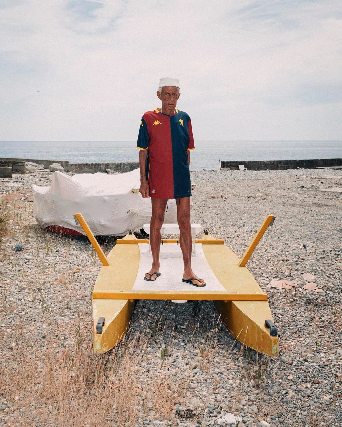 Genoa și-a prezentat noul echipament într-un mod inedit » Ce semnificație aparte are bătrânul din imagine