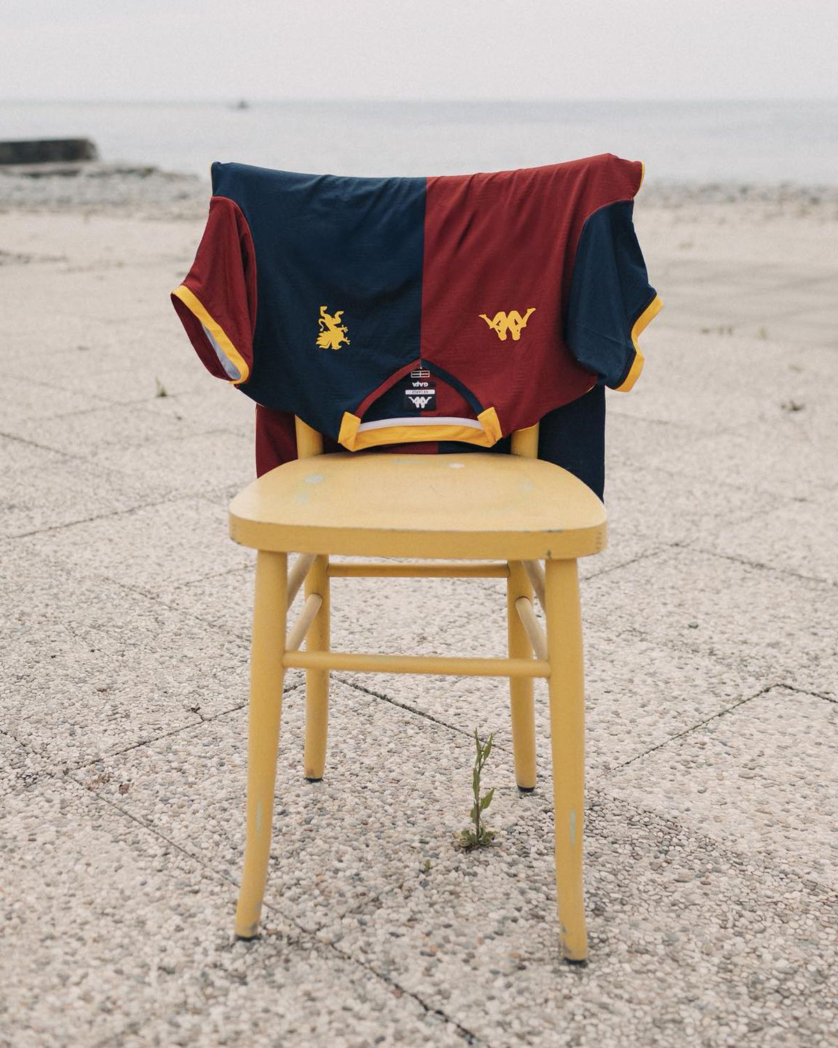 Genoa și-a prezentat noul echipament într-un mod inedit » Ce semnificație aparte are bătrânul din imagine