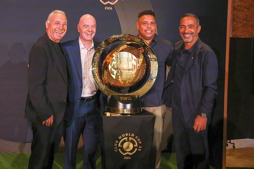 De la stânga la dreapta: Stoichkov, Gianni Infantino, Ronaldo și Youri Djorkaeff // foto: Facebook @ Hristo Stoichkov