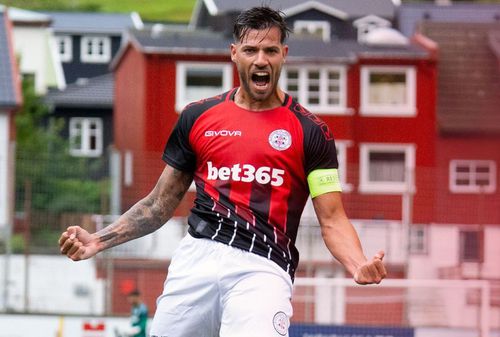 Prima surpriză din preliminariile Champions League » Echipa din Gibraltar a dat 3 goluri în 19 minute, într-un peisaj de basm