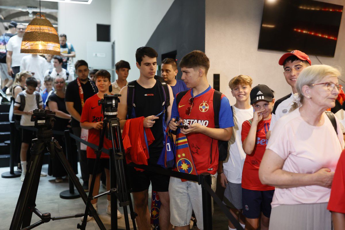 FCSB, conferință de presă și sesiune de autografe la Muzeul Fotbalului