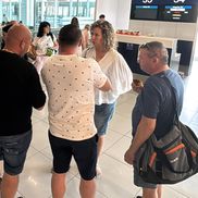 Imaginile de pe aeroportul Otopeni, după ce zborul spre Larnaca a fost amânt ore în șir