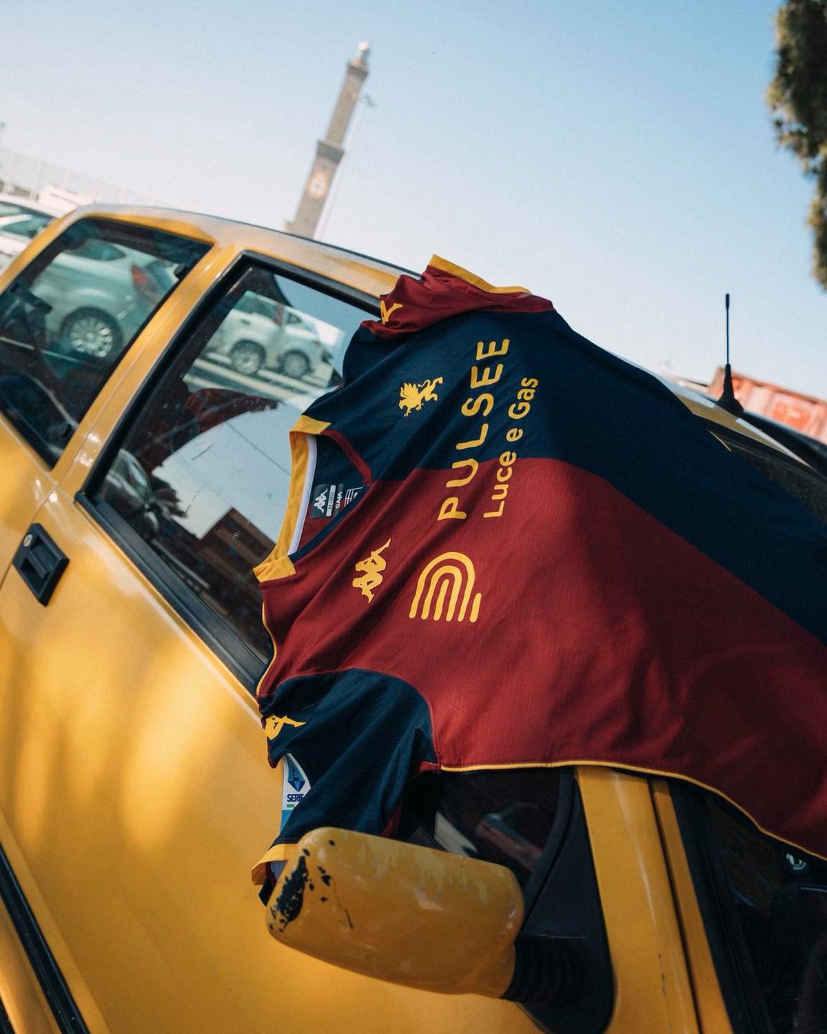 Genoa și-a prezentat noul echipament într-un mod inedit » Ce semnificație aparte are bătrânul din imagine