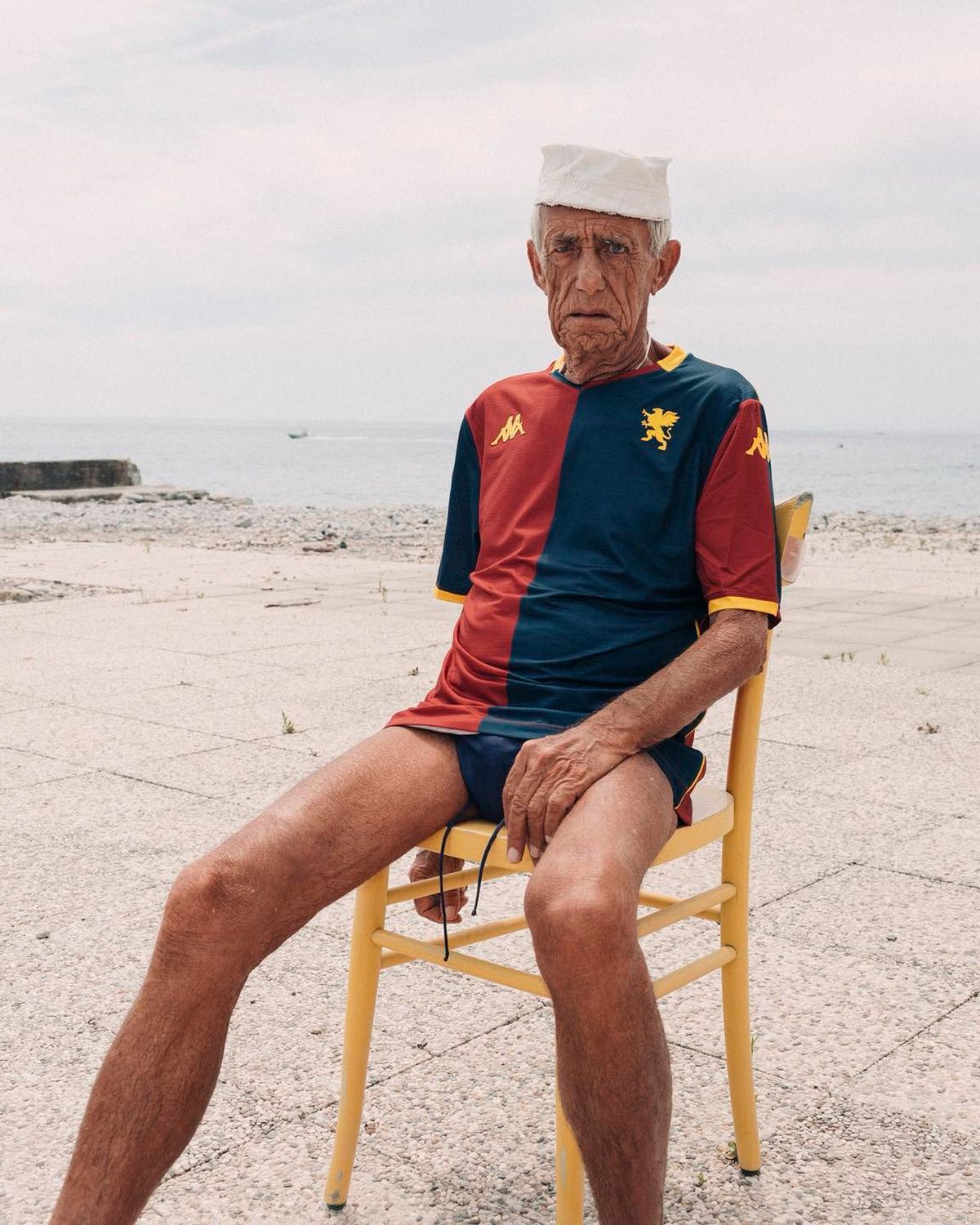 Genoa și-a prezentat noul echipament într-un mod inedit » Ce semnificație aparte are bătrânul din imagine