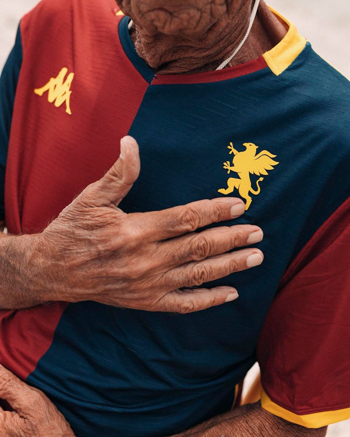 Genoa și-a prezentat noul echipament într-un mod inedit » Ce semnificație aparte are bătrânul din imagine