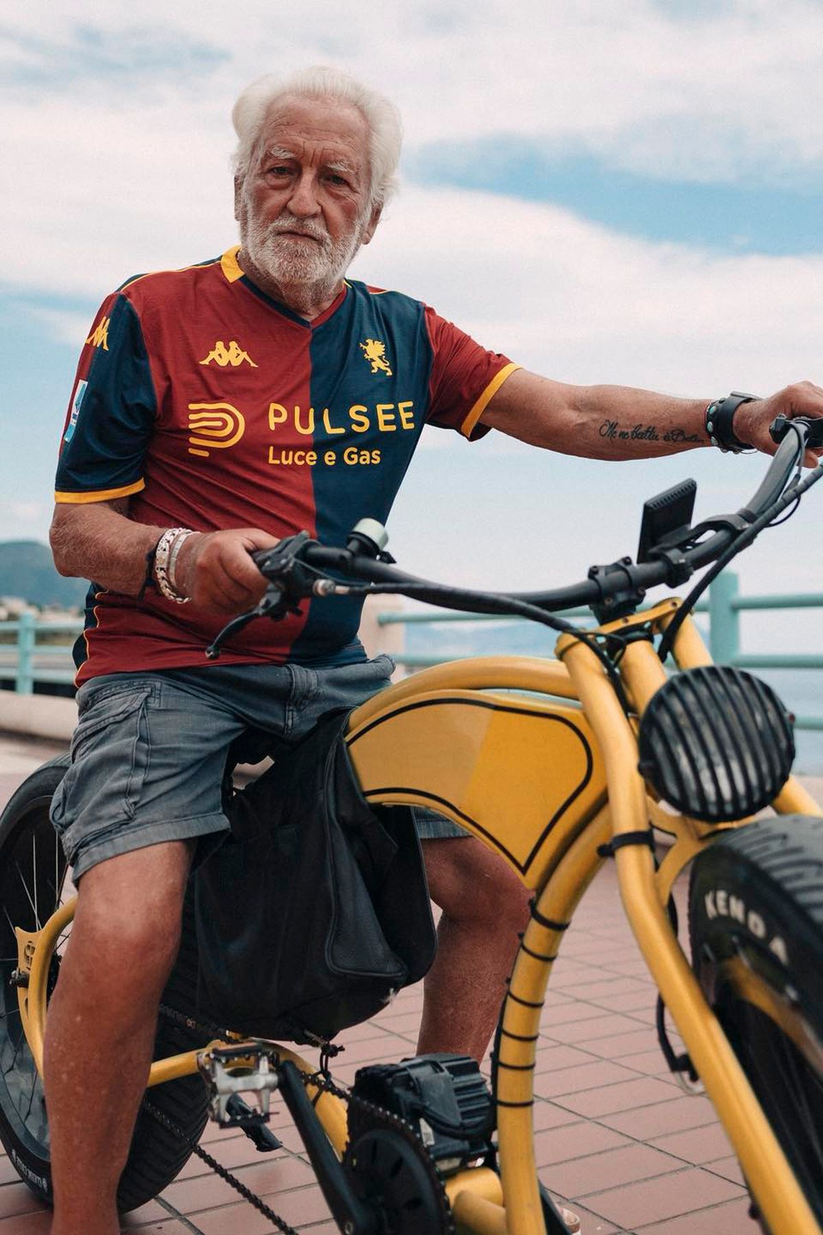 Genoa și-a prezentat noul echipament într-un mod inedit » Ce semnificație aparte are bătrânul din imagine