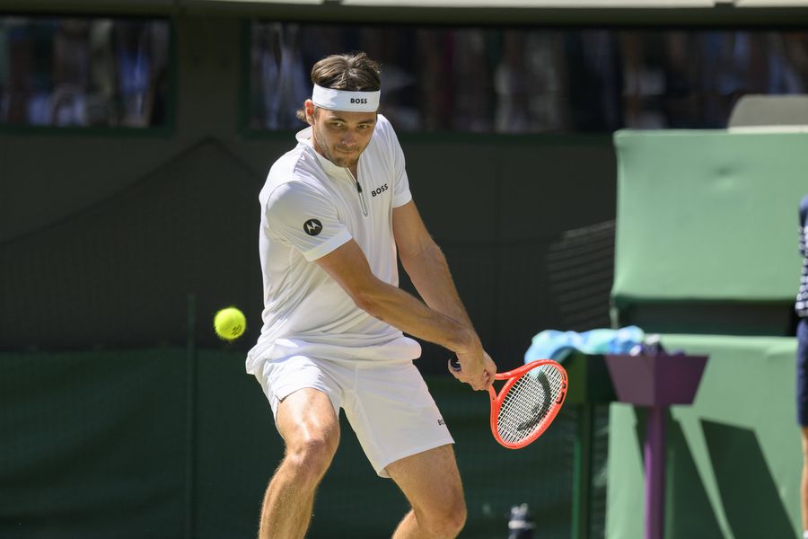 Taylor Fritz în meciul contra lui Karen Khachanov la Wimbledon. Foto: Imago Images Taylor Fritz este primul semifinalist de la Wimbledon » Borna pe care a atins-o americanul
