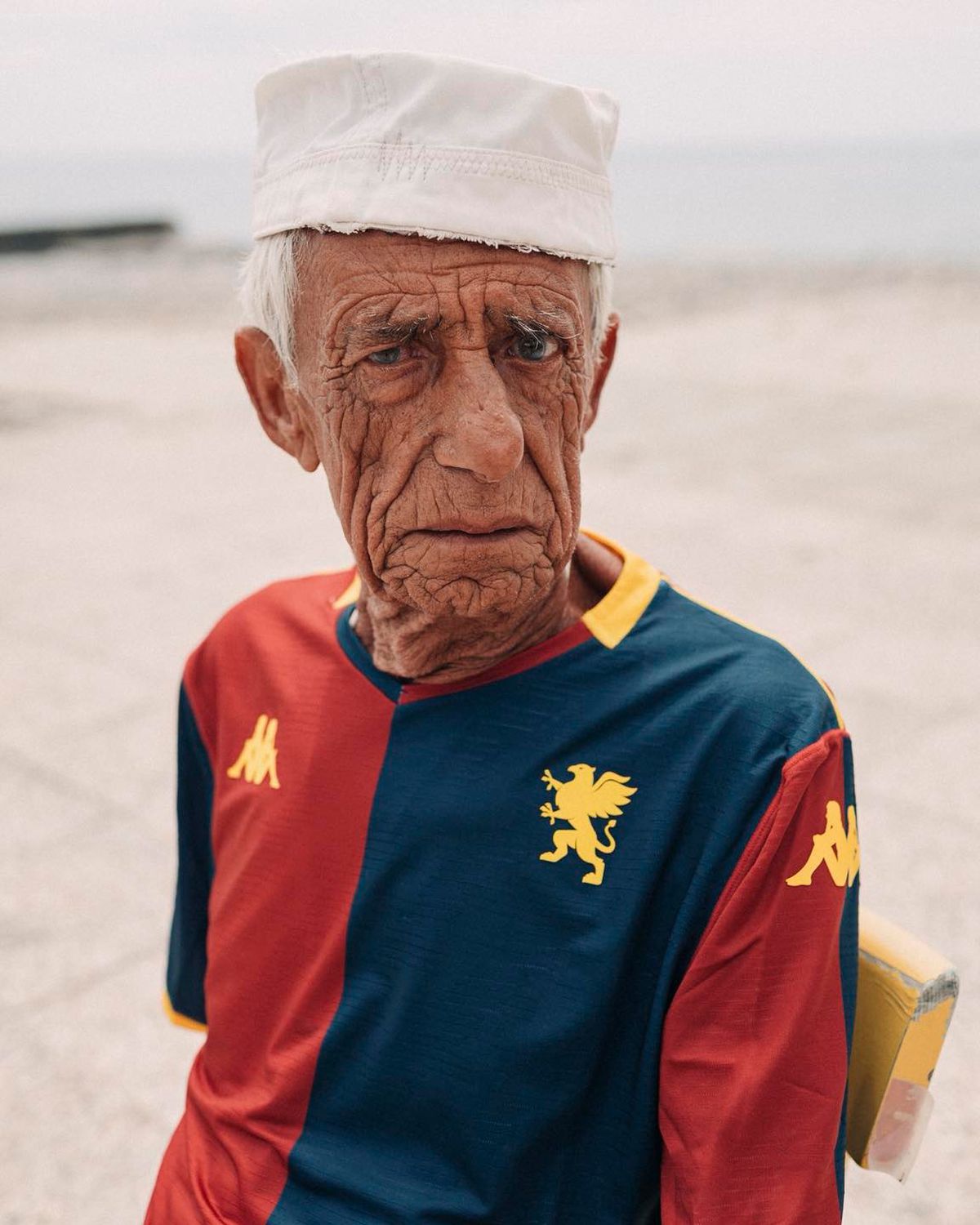 Genoa și-a prezentat noul echipament într-un mod inedit » Ce semnificație aparte are bătrânul din imagine