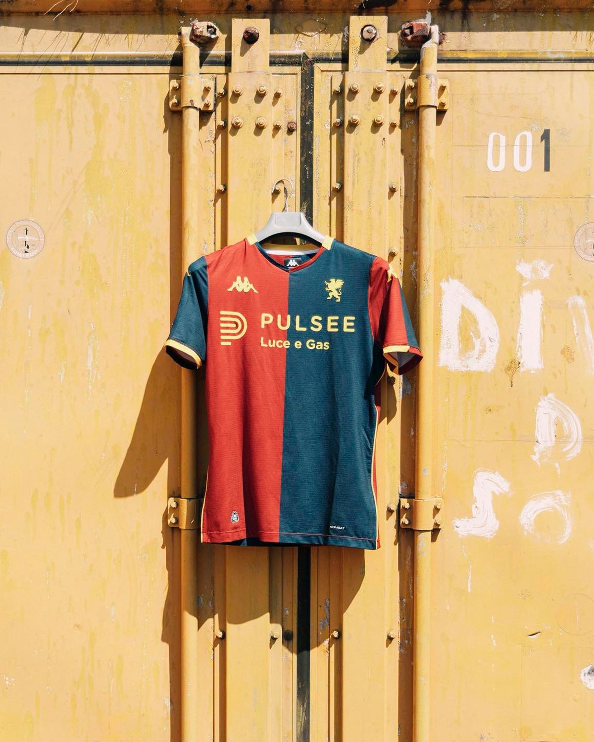 Genoa și-a prezentat noul echipament într-un mod inedit » Ce semnificație aparte are bătrânul din imagine