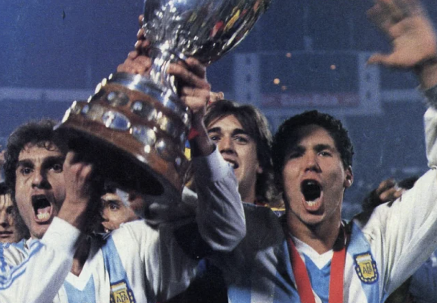 Gabriel Batistuta (mijloc), alături de Oscar Ruggeri (stânga) și Diego Simeone (dreapta), după triumful de la Copa America (1991) „E leu, ăsta te devorează!” » Câți îl mai știți pe atacantul FABULOS care a marcat împotriva României, descoperit de nicăieri de „nebunul” Marcelo Bielsa? „NU-l lăsați să scape, e o binecuvântare!”