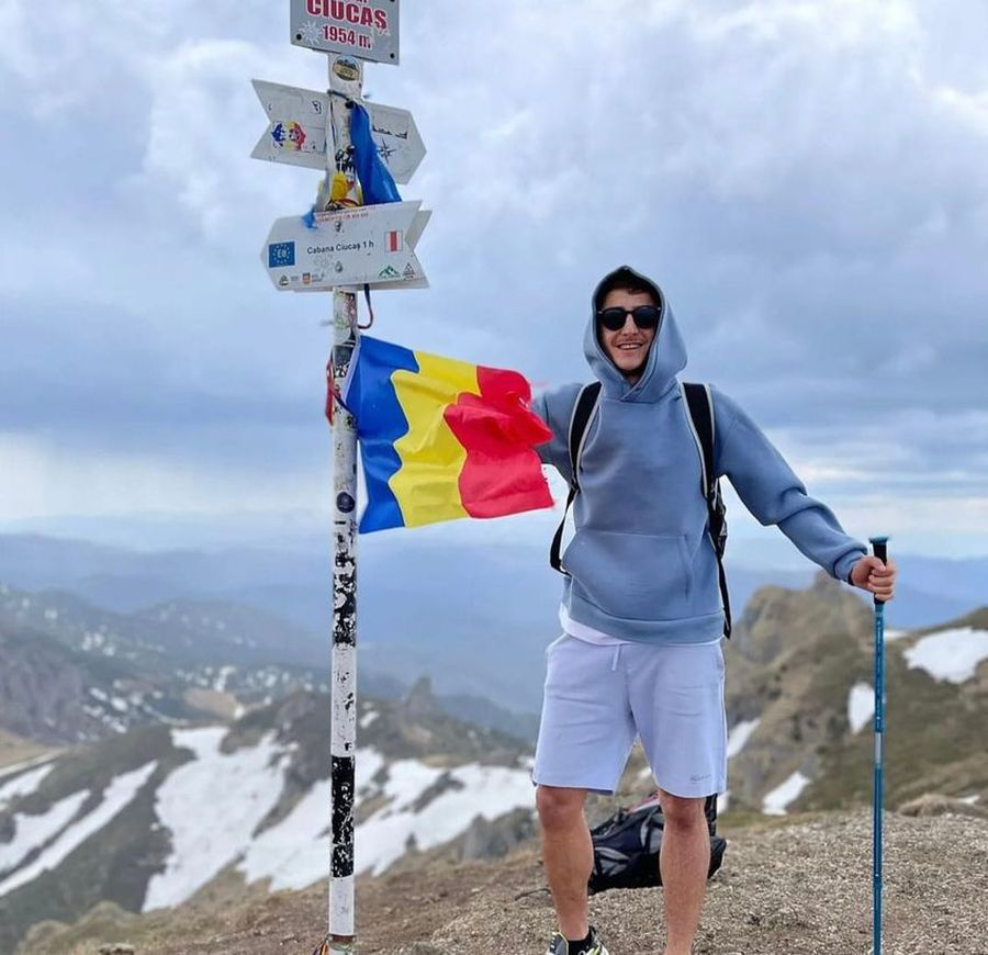 Victor Dican se relaxează în timpul liber în mijlocul naturii Dan Petrescu vrea „perla” lui Gică Hagi. A luat BAC-ul cu 9,96, a terminat două facultăți și a mers cu un avion privat la examen