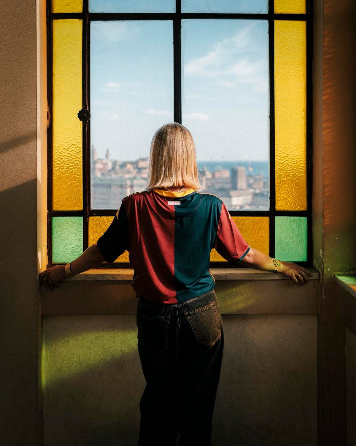 Genoa și-a prezentat noul echipament într-un mod inedit » Ce semnificație aparte are bătrânul din imagine