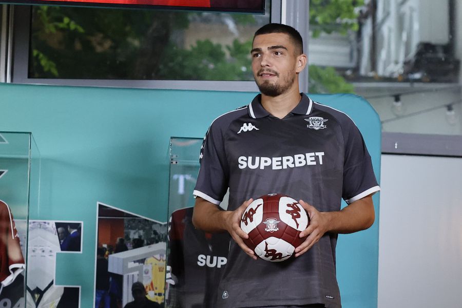 Jucătorii Alexandru Dobre, Drilon Hazrollaj, Franz Stolz și Denis Ciobotariu au prezentat noile echipamente ale formației Rapid pentru sezonul 2025-2026. Foto: Cristi Preda (GSP.RO) Cel mai dorit din Giulești! Jucătorul Rapidului a ajuns pe lista unor cluburi din Germania și Spania