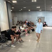 Imaginile de pe aeroportul Otopeni, după ce zborul spre Larnaca a fost amânt ore în șir