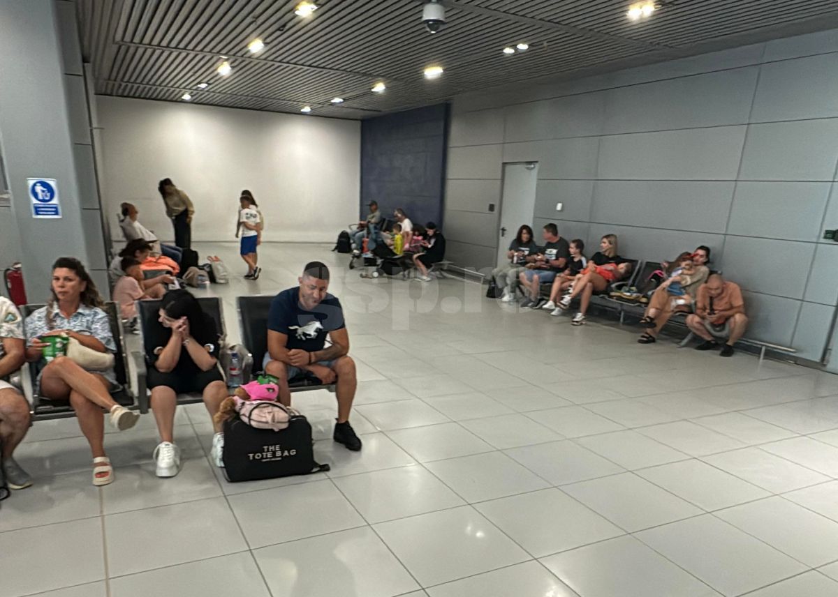 Scandal cât casa, azi, pe „Henri Coandă” » Fost fotbalist din prima ligă, captiv pe aeroport: „M-a luat Poliția de Frontieră, au zis că-mi dau amendă 4.000 lei! Lumea e revoltată, e haos!”