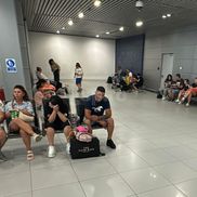 Imaginile de pe aeroportul Otopeni, după ce zborul spre Larnaca a fost amânt ore în șir