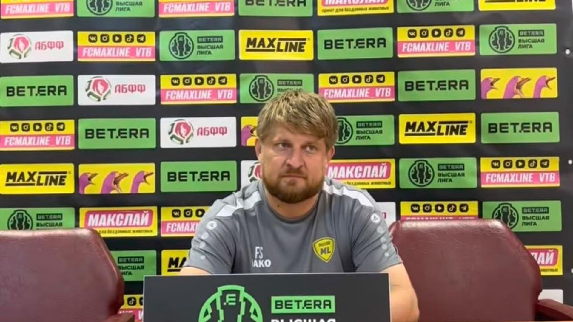 Filipe Coelho discutând strategia Universității Craiova în conferința de presă despre analiza meciului cu Vitebsk. | sursa foto: Gazeta Sporturilor