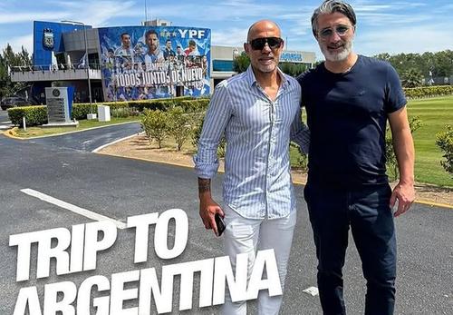 Murat Yakin, în timpul unei călătorii în Argentina, cu afișul cu Messi pe fundal. Acum îl va înfrunta în carne și oase. Foto: Instagram