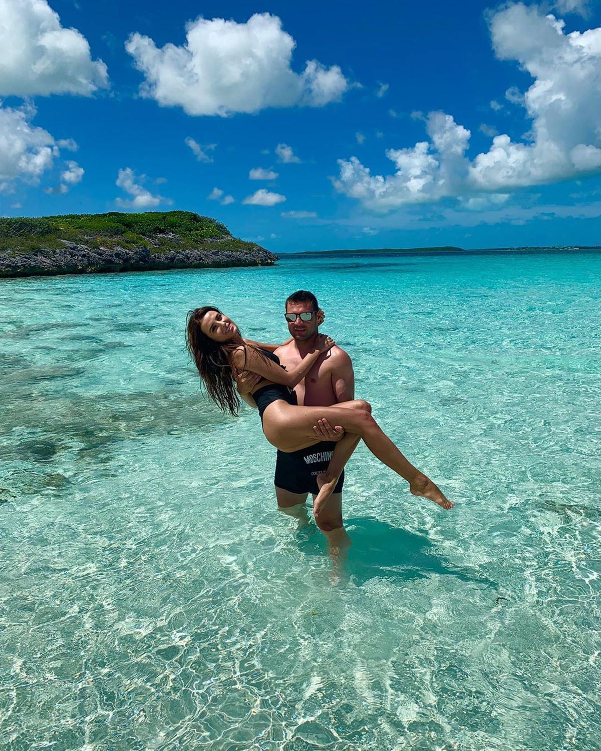 GALERIE FOTO Ea e BOMBA sexy pentru care Adi Popa a divorțat! Imagini incendiare din vacanță, de pe o insulă pustie