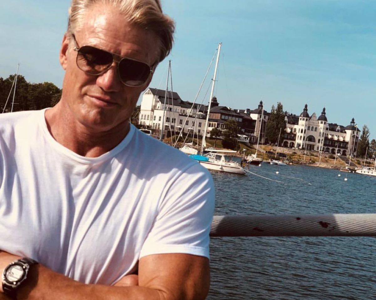 „Cât a îmbătrânit!” » Dolph Lundgren, apariție de senzație pe plajă, cu iubita cu 38 de ani mai tânără