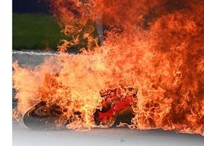 Imagini din infern în MotoGP! » Accident grav în Austria, motocicletele celor doi piloți au luat foc!