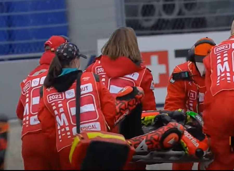 Savadori a părăsit pista pe targă Imagini din infern în MotoGP! » Accident grav în Austria, motocicletele celor doi piloți au luat foc!
