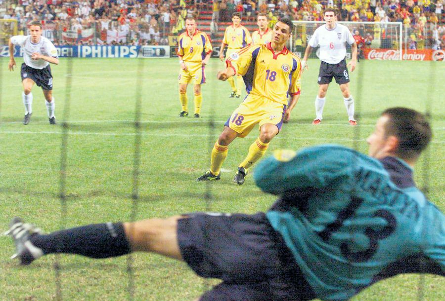 EPISODUL 8: România - Anglia 3-2, la EURO 2000 » Meciul în care i-am scos Angliei fotbalul din cap: am avut 120 de pase și 17 șuturi în plus!