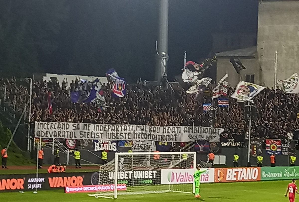 Așa a protestat Peluza Sud, după intrarea FCSB în Ghencea » Bannerele afișate la Târgoviște: „Proști, dar mulți, pe asta se bazează și Marcel” + Show pirotehnic