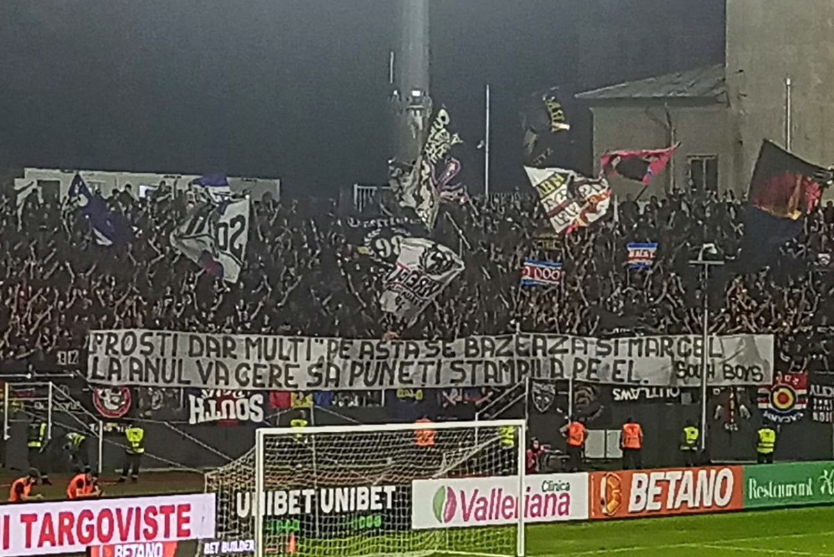 Așa a protestat Peluza Sud, după intrarea FCSB în Ghencea » Bannerele afișate la Târgoviște: „Proști, dar mulți, pe asta se bazează și Marcel” + Show pirotehnic