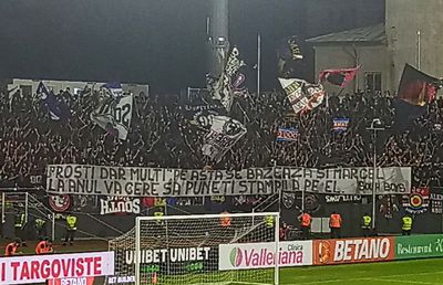 Așa a protestat Peluza Sud, după intrarea FCSB în Ghencea » Bannerele afișate la Târgoviște: „Proști, dar mulți, pe asta se bazează și Marcel” + Show pirotehnic