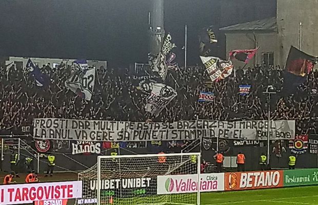 Așa a protestat Peluza Sud, după intrarea FCSB în Ghencea » Bannerele afișate la Târgoviște: „Proști, dar mulți, pe asta se bazează și Marcel” + Show pirotehnic