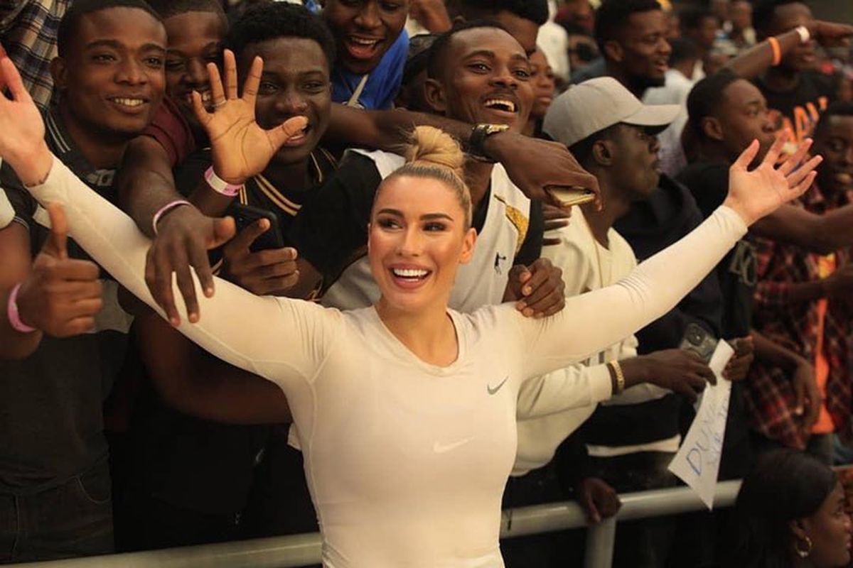 Sarah Dumitrescu, asaltată de fani în Congo! Isterie în tribune după ce și-a dat tricoul jos