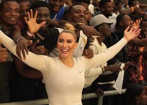 Sarah Dumitrescu, asaltată de fani în Congo! Isterie în tribune după ce și-a dat tricoul jos