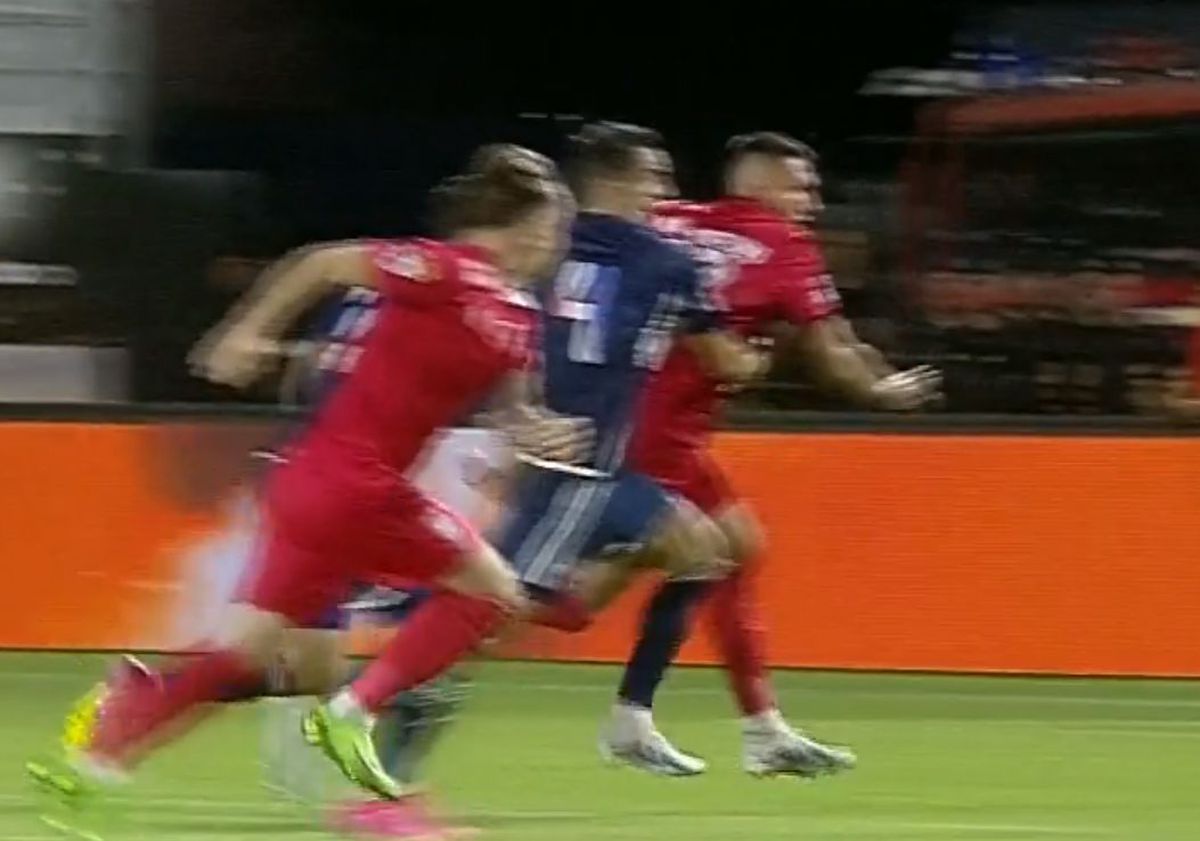 Penalty dictat în Chindia - CSA Steaua după 50 de secunde! Fostul atacant de la Dinamo, decisiv în startul meciului